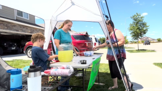 Zander legoland lemonade stand 2.png